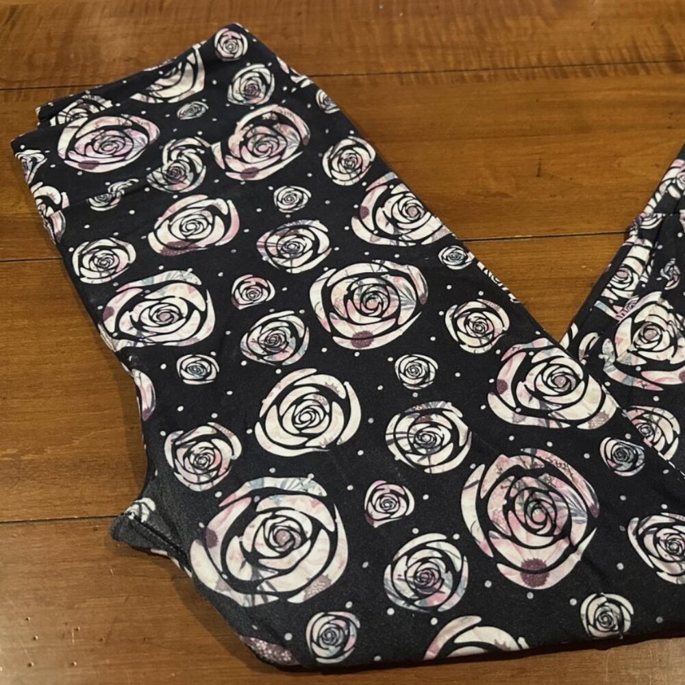 Ladies Buttery Soft Full Length Leggings- Light Pink Roses- One Size